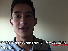 Bu genç 18+ Latin gay twinks'in açık havada kamuya açık oral ve sikişini izle!