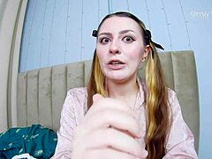 からかう義父が可愛いポニーテールの義娘を説得して大きなチンポを吸わせてゴックンさせる！