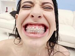 Gata morena de bunda grande Alicia Trece leva garganta profunda e gangbang DAP duro com cu aberto