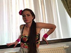 Крошечные стринги под юбкой раскрывают потрясающую красоту в 4K