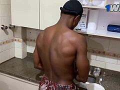 tesão bateu na cozinha e deixei o cuzinho da hairabernard abertinho