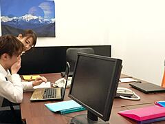 Milf Japonesa Chupa Polla y Recibe Creampie en la Oficina!