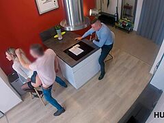 Hunt4k: Mladá žena v sexy kostýmu předvádí své dovednosti