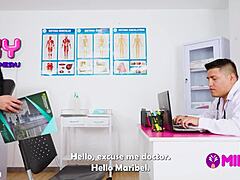 Lille Latina sygeplejerske Maribel suger pik doggy stil for lønstigning