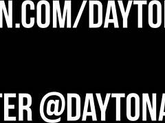 Daytona Hale Provoca com as Tetas Enormes Dela de Forma Sutil e Sedutora que Cativa.