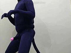 Câinele Femdom Zentai dominat de om