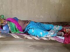 زوجة هندية ديسي وزوجها يمارسان نيك منزلي قاسي في مزرعة مع صدر كبير ومؤخرة