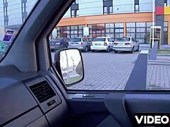 Młoda europejska brunetka cieszy się szybkim spotkaniem w hotelu z hardcore lizaniem cipki