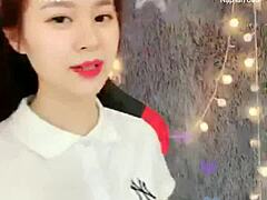 Hé, qu'est-ce que cette fille en chemise blanche fait sur son livestream Uplive ?