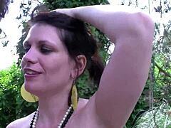 Francia barna bikini-ben basz három srácot a kertben orgiában.