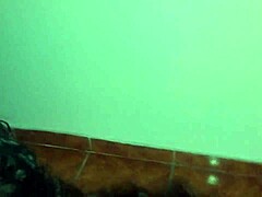 Threesome med älskare och kukold-make! Jag delas som het hora som suger kuk medan fitta knulls