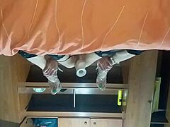 Latinska shemale jebe novo igračko globoko