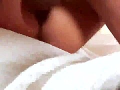 Chica joven dulce e inocente aparece encantadora