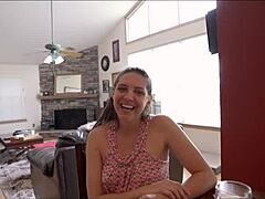 Förför min ex-fru Sadie Holmes i vild handjob-session. WCA Productions fångar varje skrik från mogna svärmor