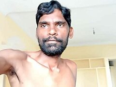 Ko je znao da Rajesh playboy 993 može da se skine, šamara svoj dlakavi ogroman kurac, stenje i svršava u papirnu čašu