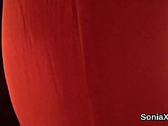 Ale ne, tahle nevěrná britská MILF Lady Sonia bliká svými obřími melouny všude! 😏🍈