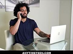 Ta srečnež običajno freeuse svoje punce velike joške, blond najstnica 18+ najboljša prijateljica Blake Blossom z James Angel. Gredo na to s tabu velik črn kurac akcijo.