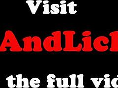 Lesbiska skönheter brottas och dyker sen in i fittslickande action