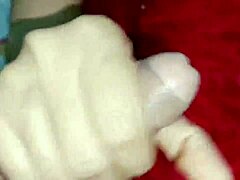 κάνει πίπα επιδέξια σε ερασιτεχνικό κοντινό πλάνο