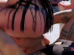 Matt og Alexis samler hornede koner op til blowjobs