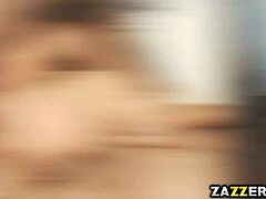 يا، شوف الميلف سايرن تأخذ قذف داخلي فوضوي في طيزها من زب كبير!