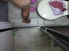 fată neagră tânără amatoare se masturbează afară în public cu tatuaj și cur mare, brunetă excitată își bagă degete