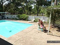 Großtittige blonde Stieftante erwischt beim Telefonsex draußen mit Onkels Monsterschwanz und Blowjob-Action