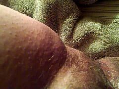 Retro blå film fångar intensiv squirting och cum scener från gamla tider