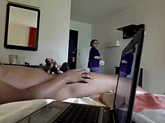 Uhvatio sam krivudavu BBW sobaricu u motelu kako pristaje da me jebe na pauzi sa skrivenom kamerom.