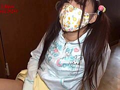 La Giovane Giapponese Nana Bagna il Pannolino in Cosplay di Fica Depilata