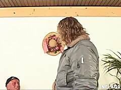 Η τρυπημένη ξανθιά παίρνει καυλί αλλά λαχταρά πιο έντονο γαμάκι