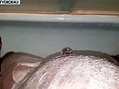 見て、このゲイ裸男がシャワーで大きな黒チンポ持ってエロフェティッシュ話してる