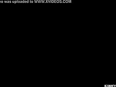 Скованная и заткнутая шлюха в красных чулках намекает на грубую порку с глубокими игрушками