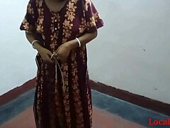 Bhabi en robe noire pliée en levrette hardcore en extérieur