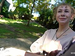 Tysk scout plockar upp liten 18+ tonåring Julia Juice för första anal creampie på utomhusdate.