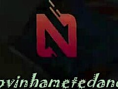 สาวสลัดผมน้ำตาลผิวคล้ำ 18+ เริ่มเต้นก้นอย่างบ้าคลั่งกระแทกกำแพง