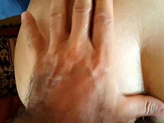 Baise rapide se termine par un creampie dans une chatte poilue pendant le camping !