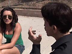 تشارلي تشيس تتفاخر بصدرها الضخم في نيك فمي قوي ومشهد ضرب خناق