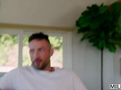 うーん、ミルフィーなフィットしたスポーティーなママLexiが義理の息子のルームメイトと秘密のセックス...スプーンと顔射！！