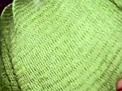 Prečo táto malá 18+ amatérka s veľkými cicami dáva vonku orálne veľkým kokotom?