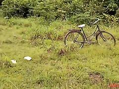 Paseo en bicicleta al aire libre se convierte en sexo