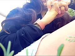 Increíble amateur Chantal eructa y mea desnuda en parque público con descaro