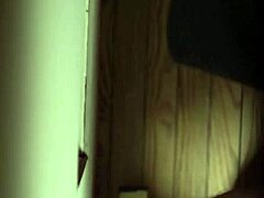 Twink katolikus oltárfiú Edward Terrant-t fúrja a pap Dale Kuda a gyóntatófülkében