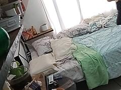 מילף מדוריטה מטפלת בניקיון בחדר שלה, מציגה גוף עגלגל שמנמן בתצוגה נסתרת