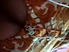 רגשות עזים עולים בשיחת סקס וואטסאפ פקיסטנית עם משחק שדיים וכוס