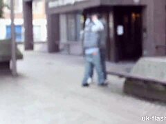 Mjauer etter oppmerksomhet med offentlig fingering og flashing, eksibisjonistisk britisk utendørs med strømper