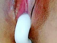 ホーニーアジアンスラットがバットプラグでソロオナニー