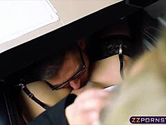 Plavolaska z velikimi joški dobi doggystyle jebanje od it tipa v pisarni