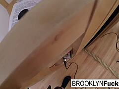 핫 베이비 브루클린이 큰 가슴과 엉덩이로 솔로 자위하며 보라색 장난감을 핑크 보지에 깊숙이 삽입