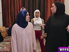 ये नैचुरल टिट्स स्लट्स मस्तरबेट करती हैं, ब्लोजॉब देती हैं, प्यूसी फिंगर करती हैं, लिक करती हैं और टोटल होर्स की तरह फक होती हैं।